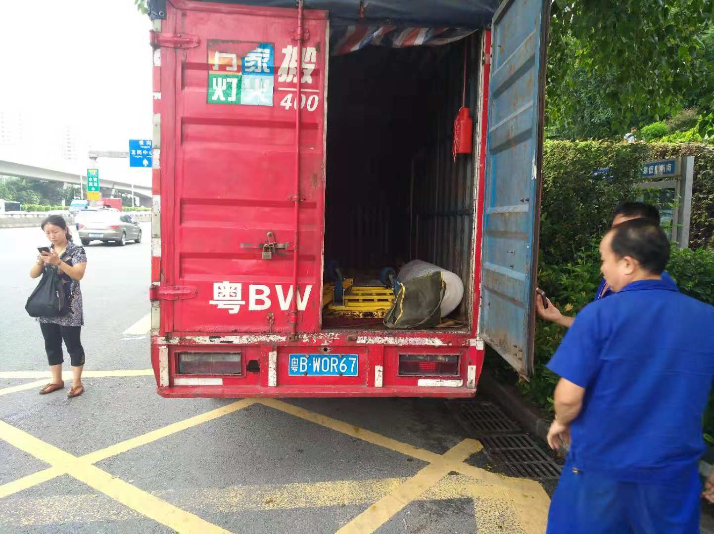 深圳搬家公司电话，蓝狮娱乐搬家欢迎你！