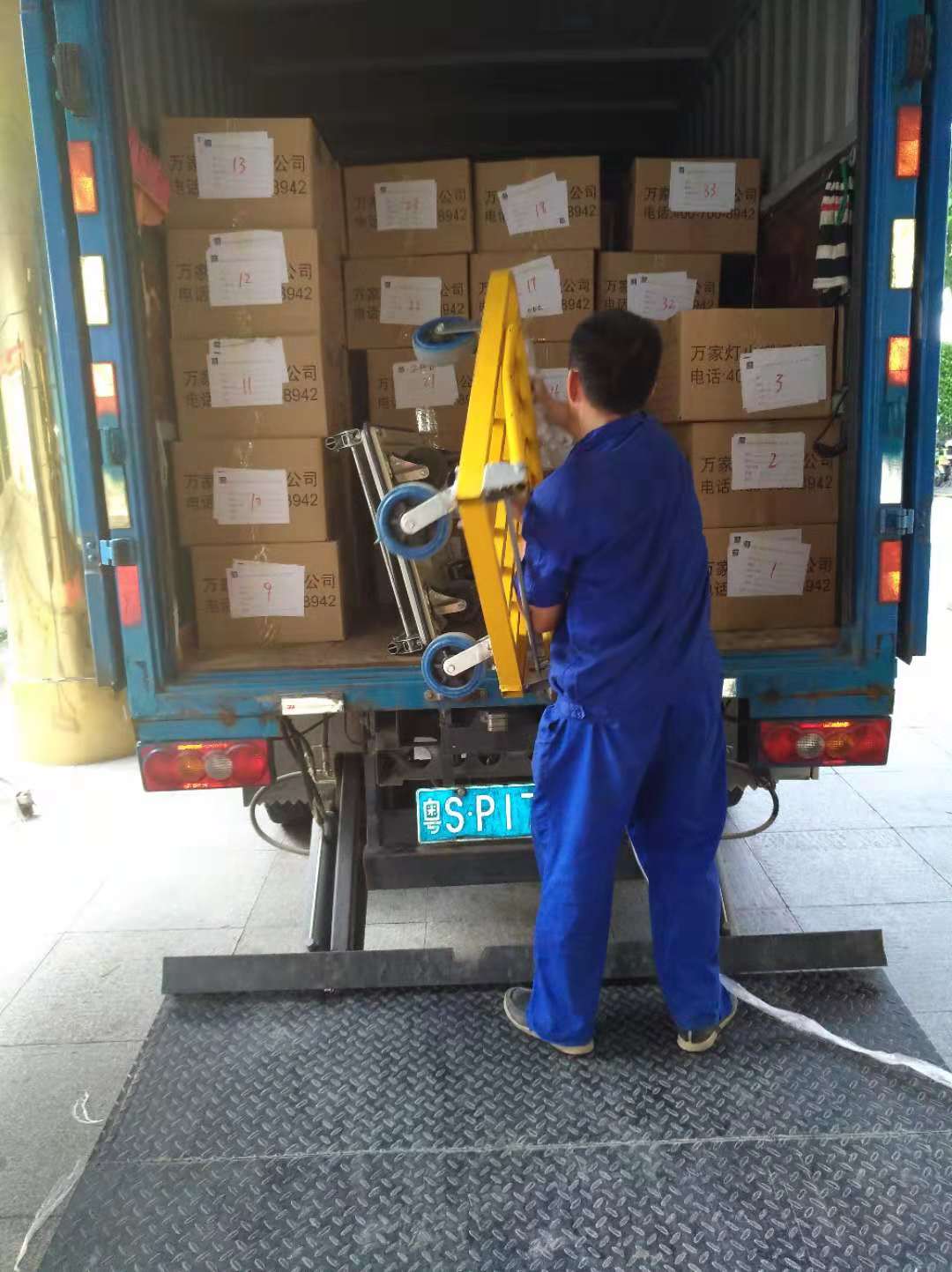 在深圳搬家怎么办，蓝狮娱乐搬家公司告诉你！